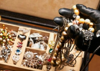 Απίστευτο θράσος – Πτολεμαΐδα: Μπήκαν σε σπίτι δήθεν να πουλήσουν παπούτσια και έκλεψαν τιμαλφή αξίας 1000 ευρώ