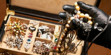 Απίστευτο θράσος – Πτολεμαΐδα: Μπήκαν σε σπίτι δήθεν να πουλήσουν παπούτσια και έκλεψαν τιμαλφή αξίας 1000 ευρώ