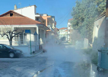 Πτολεμαΐδα: “Ομιχλώδες τοπίο” από τη βλάβη της τηλεθέρμανσης σε οδούς – Η ανακοίνωση της ΔΕΤΗΠ