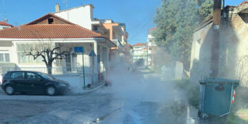 Πτολεμαΐδα: “Ομιχλώδες τοπίο” από τη βλάβη της τηλεθέρμανσης σε οδούς – Η ανακοίνωση της ΔΕΤΗΠ