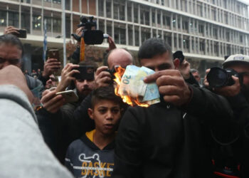 Ρομά καίνε 20ευρα έξω από τα Δικαστήρια: «Τα λεφτά δεν είναι τίποτα μπροστά στην ανθρώπινη ζωή» (Βίντεο)