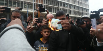 Ρομά καίνε 20ευρα έξω από τα Δικαστήρια: «Τα λεφτά δεν είναι τίποτα μπροστά στην ανθρώπινη ζωή» (Βίντεο)