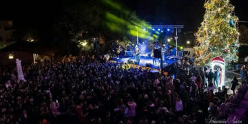 Σιάτιστα: Βούλιαξε από κόσμο η πλατεία για το άναμμα του δέντρου και τη συναυλία των Onirama