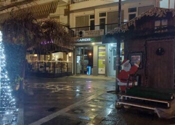 “Άλλαξε” χώρο το Χριστουγεννιάτικο σπιτάκι του Συλλόγου Μικρασιατών Πτολεμαΐδας, που “κοσμεί”  πλέον το χώρο μπροστά από τη EUROBANK και τα Γραφεία του Ομίλου  POUGARIDIS MEDIA!