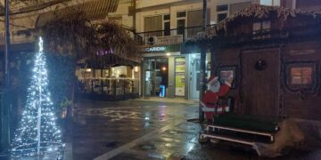 “Άλλαξε” χώρο το Χριστουγεννιάτικο σπιτάκι του Συλλόγου Μικρασιατών Πτολεμαΐδας, που “κοσμεί”  πλέον το χώρο μπροστά από τη EUROBANK και τα Γραφεία του Ομίλου  POUGARIDIS MEDIA!