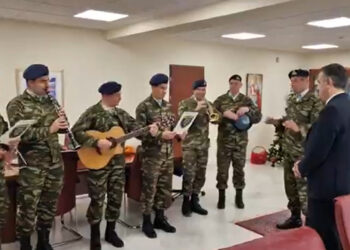 Κάλαντα μετά μουσικής από τη μπάντα του στρατού στον Περιφερειάρχη -VIDEO