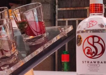 Special STRAWBAR cocktail night στο Oval Bistronomy στη Θεσσαλονίκη