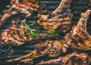 Τα παϊδάκια μέσα στα καλύτερα πιάτα του κόσμου – Ποια θέση καταλαμβάνει η Ελληνική κουζίνα;