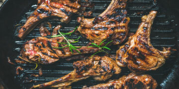 Τα παϊδάκια μέσα στα καλύτερα πιάτα του κόσμου – Ποια θέση καταλαμβάνει η Ελληνική κουζίνα;