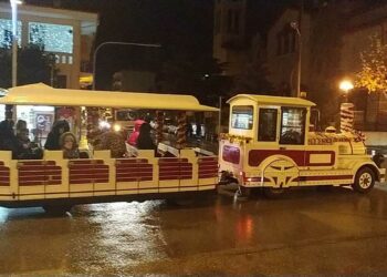 Πτολεμαΐδα: Ξεκίνησε τις βόλτες του το Χριστουγεννιάτικο τρενάκι