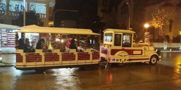 Πτολεμαΐδα: Ξεκίνησε τις βόλτες του το Χριστουγεννιάτικο τρενάκι