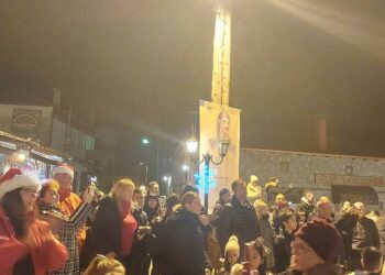 Βλάστη: Άναψε το Χριστουγεννιάτικο δέντρο στο κέντρο του χωριού (βίντεο-φώτο)