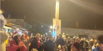 Βλάστη: Άναψε το Χριστουγεννιάτικο δέντρο στο κέντρο του χωριού (βίντεο-φώτο)