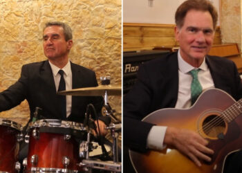 Επικό: Λοβέρδος στα ντραμς και Παπανδρέου στην κιθάρα έφτιαξαν μπάντα και λένε τα κάλαντα (βίντεο)