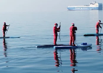 Θεσσαλονίκη: Βγήκαν στον Θερμαϊκό κωπηλατώντας Αϊ Βασίληδες
