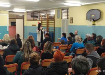 Πώς θα μεγαλώσουν χαρούμενα και ανεξάρτητα τα παιδιά – Ομιλία στο 8ο δημοτικό σχολείο Πτολεμαΐδας (video)