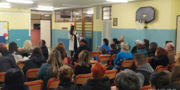 Πώς θα μεγαλώσουν χαρούμενα και ανεξάρτητα τα παιδιά – Ομιλία στο 8ο δημοτικό σχολείο Πτολεμαΐδας (video)