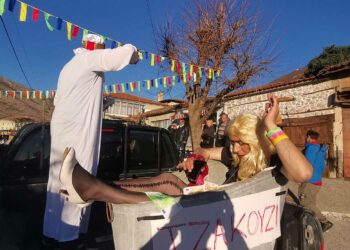 Βόιο: Αστείρευτο κέφι και πολύ σάτιρα στην παρέλαση των Μπουμπουσιαριών στην Εράτυρα