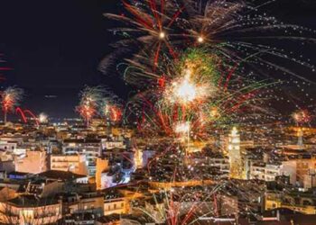 Τα πυροτεχνήματα στον ουρανό της Κοζάνης για το 2023 από το φακό του Αργύρη Καραμούζα