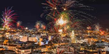 Τα πυροτεχνήματα στον ουρανό της Κοζάνης για το 2023 από το φακό του Αργύρη Καραμούζα