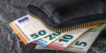 Αύξηση Κατώτατου μισθού: Πρώτο 10ήμερο του Μαρτίου κλειδώνει η αύξηση