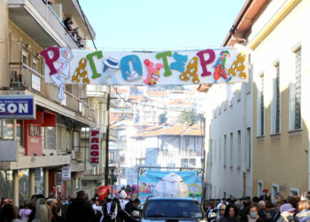 Ανεπανάληπτα Ραγκουτσάρια! Πηγαίο κέφι, χορός και τραγούδι με τη συμμετοχή χιλιάδων κόσμου που πλημμύρισαν την Καστοριά