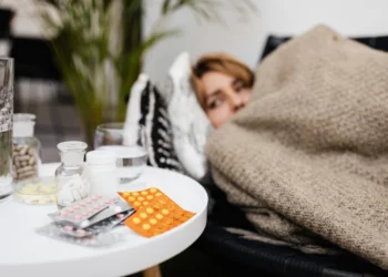 Γιατί ο βήχας χειροτερεύει τη νύχτα; 4 μυστικά για να τον σταματήσετε