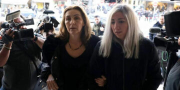 Δίκη Άλκη: «Είμαι η μητέρα του Άλκη. Κοιτάξτε με» είπε η μητέρα στους 12 κατηγορούμενους (VIDEO)