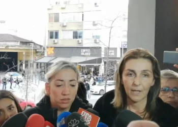 Θεσσαλονίκη – Ανατριχίλα στη δίκη για τη δολοφονία του Άλκη: «Είμαι η μάνα, σηκώστε το κεφάλι»