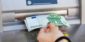 ΕΦΚΑ, ΔΥΠΑ και ΟΠΕΚΑ: Πληρωμές 1 δισ. ευρώ στις αρχές Φεβρουαρίου – Ποιοι πάνε «ταμείο» για συντάξεις και επιδόματα