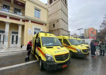 Το ΕΚΑΒ μεταφέρθηκε στην κεντρική πλατεία της Κοζάνης- Η πρωτότυπη διαμαρτυρία με τα ασθενοφόρα(VIDEO&φώτο)