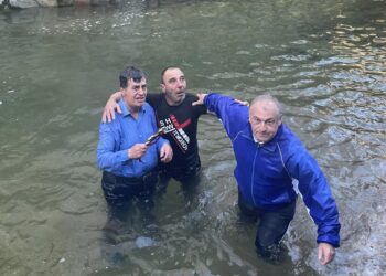 Βούτηξαν για τον Σταυρό στο Εμπόριο-Βίντεο