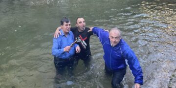 Βούτηξαν για τον Σταυρό στο Εμπόριο-Βίντεο