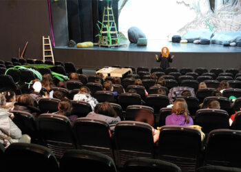 Επίσκεψη μαθητών του 10ου δημοτικού σχολείου Πτολεμαΐδας στην πρόβα της παιδικής παράστασης «Τζιτζιμιτζιχοτζιριά»