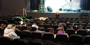 Επίσκεψη μαθητών του 10ου δημοτικού σχολείου Πτολεμαΐδας στην πρόβα της παιδικής παράστασης «Τζιτζιμιτζιχοτζιριά»