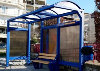 «Φορτίζουμε το κινητό μας, περιμένοντας το αστικό» – Στις Έξυπνες Στάσεις του Δήμου Γρεβενών