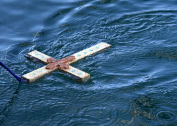 Φθιώτιδα: Αγωνία για 22χρονο: Τραυματίστηκε την ώρα που βούτηξε για τον Σταυρό (βίντεο)