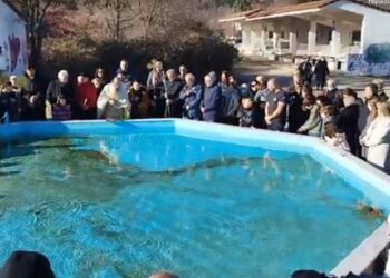 Η ρίψη του τιμίου σταυρού στην Ποντοκώμη (βίντεο)