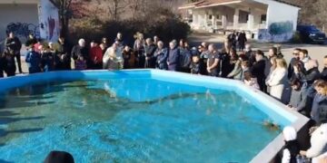 Η ρίψη του τιμίου σταυρού στην Ποντοκώμη (βίντεο)