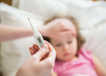 Ελληνική Παιδιατρική Εταιρεία: Πώς ρίχνετε φυσικά τον πυρετό του παιδιού