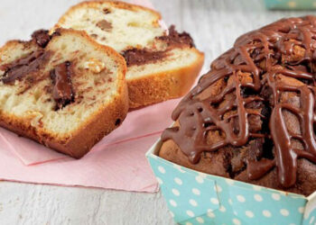 Κέικ με κομμάτια σοκολάτας, καρύδια και γλάσο από μερέντα