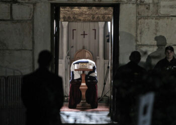 Κηδεία τέως βασιλιά Κωνσταντίνου: Ουρές από τα ξημερώματα στη Μητρόπολη - «Φρούριο» η Αθήνα