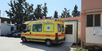 Κρήτη: Έστειλαν γιατρό στο νοσοκομείο με σπασμένα πλευρά γιατί νόμιζαν ότι τους εμβολιάζει κατά του κορονοϊού