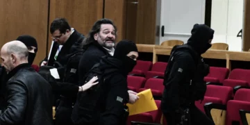 Επεισόδιο με τον Λαγό στη δίκη Χρυσής Αυγής- Επιτέθηκε στη Μάγδα Φύσσα