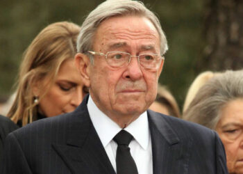 LIVE Video: Ουρά για το τελευταίο αντίο στον τεως βασιλιά Κωνσταντίνο – Ζωντανά από τη μητρόπολη Αθηνών