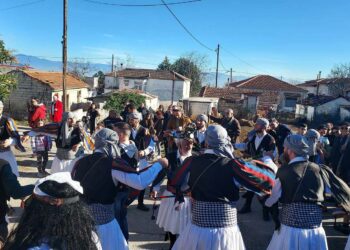 Για δεύτερη ημέρα γιόρτασαν το έθιμο των Μωμόγερων στο Πρωτοχώρι Κοζάνης-ΦΩΤΟ