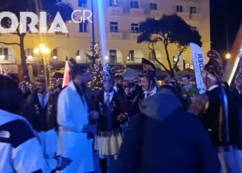 Θεσσαλονίκη: Γλέντι με Μωμόγερους από Άγιο Δημήτριο – Ρυάκιο Κοζάνης στην πλατεία Αριστοτέλους – Κοσμοπλημμύρα στους δρόμους