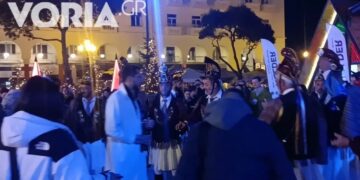 Θεσσαλονίκη: Γλέντι με Μωμόγερους από Άγιο Δημήτριο – Ρυάκιο Κοζάνης στην πλατεία Αριστοτέλους – Κοσμοπλημμύρα στους δρόμους