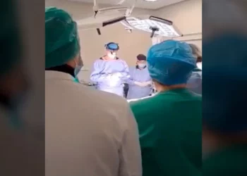 Συγκλονιστικό βίντεο: Ενός λεπτού σιγή των γιατρών στο χειρουργείο για την αφαίρεση οργάνων του 6χρονου Θωμά