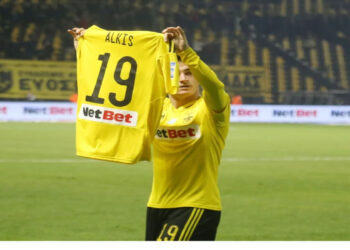 Ο Μάνου Γκαρθία πανηγύρισε το γκολ κατά του Βόλου με φανέλα στη μνήμη του Άλκη Καμπανού